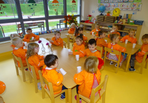 12 Dzieci siedzą przy stolikach, przygotowują się do doświadczenia z mydłem